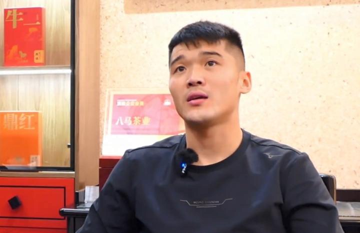  号码传承与赛场心智：钟义浩职业生涯的哲学重构 体育新闻