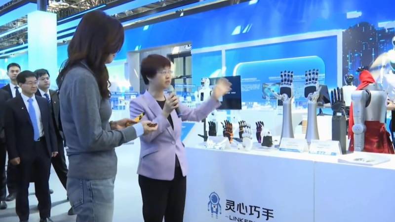  她穿了一件普通开衫去中关村，却让所有人记住了「松弛感」 时尚用品
