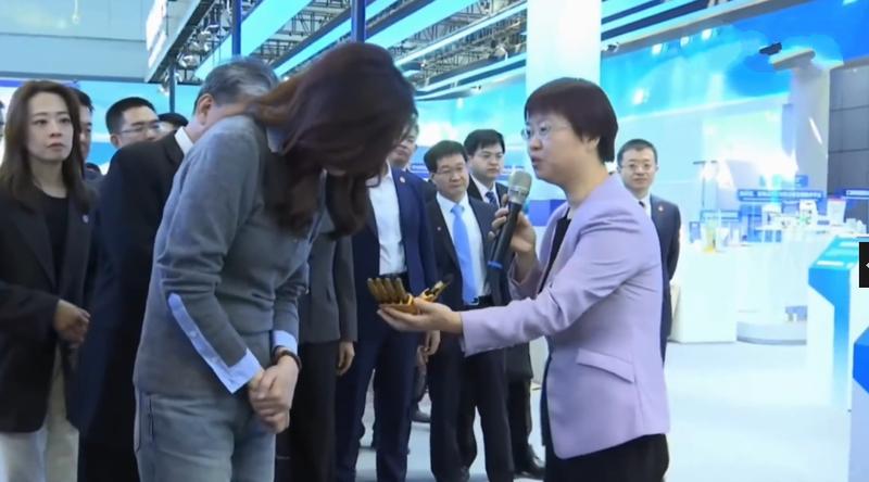  她穿了一件普通开衫去中关村，却让所有人记住了「松弛感」 时尚用品